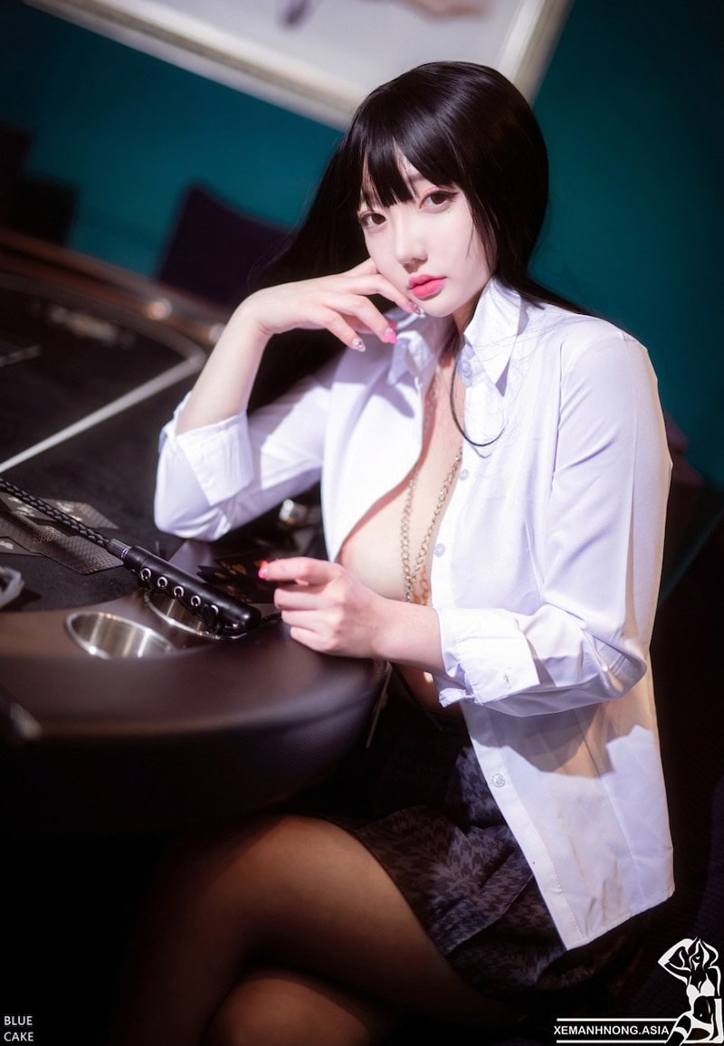 Son-Ye Eun cosplay nữ dealer sexy lột đồ khoe hàng trên bàn chơi 7